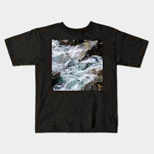 Waves in rocks Kids T-Shirt